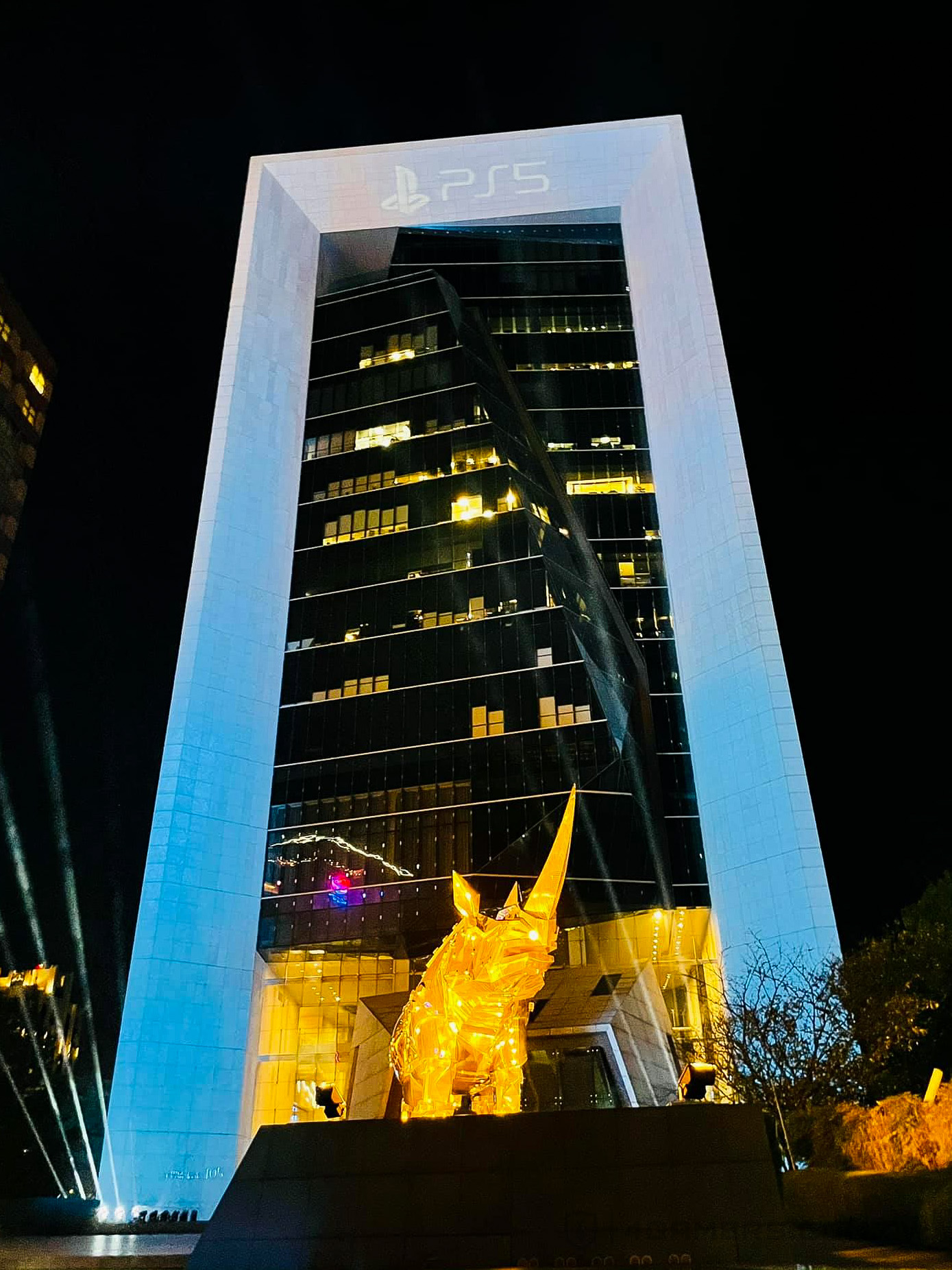 PS5台湾发售 索尼在商业街亮起超大广告霓虹灯