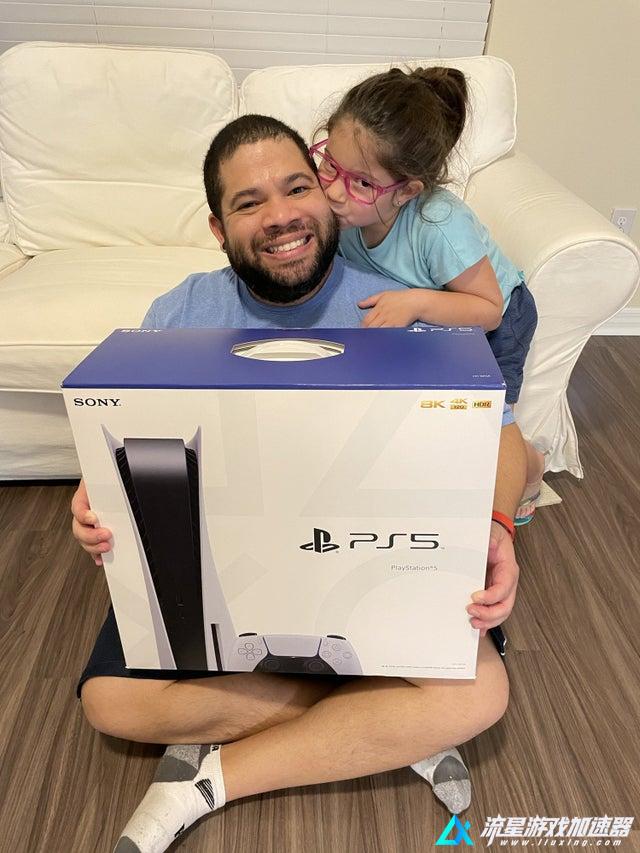 人生赢家！7年不玩游戏 最后收到了老婆和闺女送的XSX+PS5